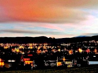 Gegenwärtig präsentiert sich Bad Harzburg vor den Bergen des Harzes im Lichterglanz. Der Brocken ist von Wolken eingehüllt
